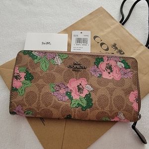 NWT Coach 89308 Accordion Zip Wallet in Signature